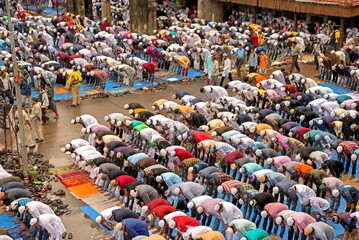 Muslims praying, Eid Al Fitr festival, Bandra Station, Bombay, Mumbai, Maharashtra, India, Asia