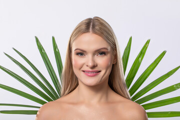 Naklejka premium Radiant and luminous Woman exuding Tropical Vibes in a picturesque natural setting