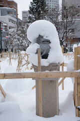 雪に埋まる獅子