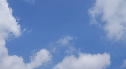 Obraz premium Beautiful clouds in the blue sky are the background in nature