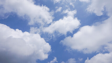 Obraz premium Beautiful clouds in the blue sky are the background in nature