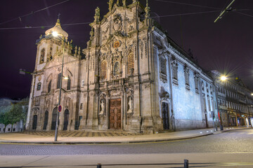 Vu sur l’Igreja do Carmo dans la Ville de Porto la nuit, bâtiment célèbre au Portugal.