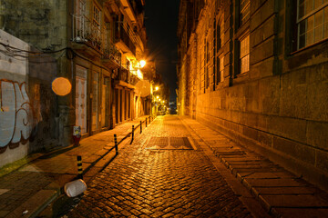 vu sur ruelle de nuit à Porto, Portugal