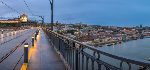 Panorama au lever du jour sur le célèbre pont Dom-Luís de Porto au Portugal 