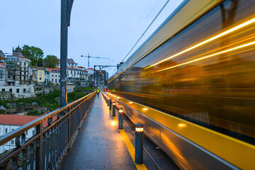Train passant à grande vitesse sur le célèbre pont du Porto au Portugal..