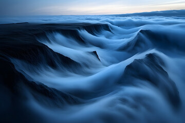 Nebelverh&uuml;llte Berglandschaft mit wellenf&ouml;rmigen Wolkenstr&ouml;men