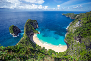 Discover the breathtaking beauty of Nusa Penida’s cliffs, where emerald waves meet towering limestone formations, creating a mesmerizing blend of rugged landscapes and turquoise waters.