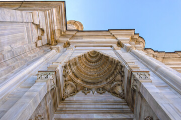 Obraz premium Ottoman imperial Nuruosmaniye Camii mosque in Fatih district, Istanbul, Turkey
