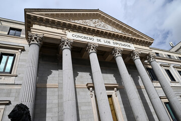 Congrès des députés de la ville de Madrid avec avec un des deux lions en bronze ornant l'entrée du bâtiment