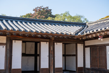 Obraz premium Korean traditional building in Changdeokgung palace. It is one of the Five Grand Palaces built by the kings of the Joseon dynasty. with beautiful autumn foliage.