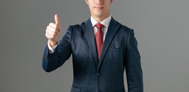 グッドサインをするビジネスマン