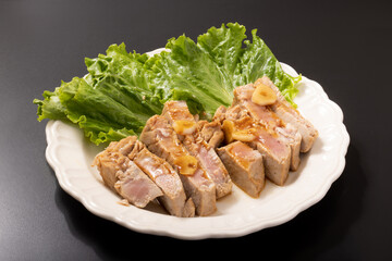 マグロ　レアステーキ（ガーリックソース）めばちまぐろ