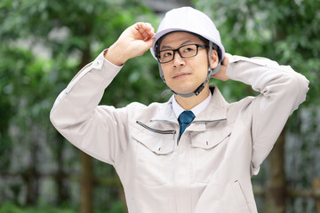 ヘルメットを被った作業員