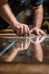 Obraz premium worker cutting glass in a glassworks