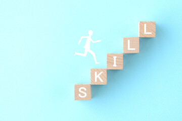 スキルの文字が書かれたブロックとビジネスマンのシルエット