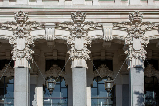 Detalle de edificios cl&aacute;sicos en Madrid