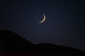 山の端の細い月20241104 © Kouzi.Uozumi