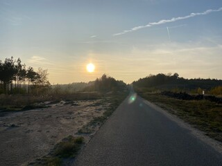 road, hauptstraße, himmel, landschaft, abendrot, natur, asphalt, anreisen, horizont, sonne, way, cloud, feld, cloud, baum, auto, gegend, sonnenaufgang, ausgehöhlt, autofahren, bäuerlich, sommer, green