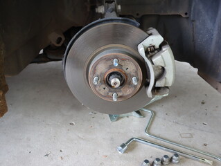 Disk brake and detail of the wheel hub on the car.