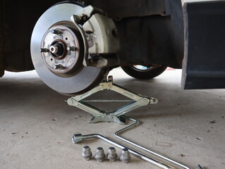 Disk brake and detail of the wheel hub on the car.