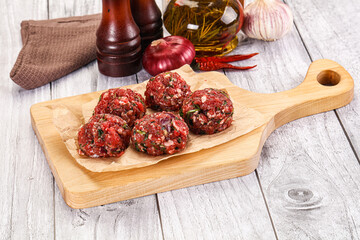 Raw beef meatballs for cooking