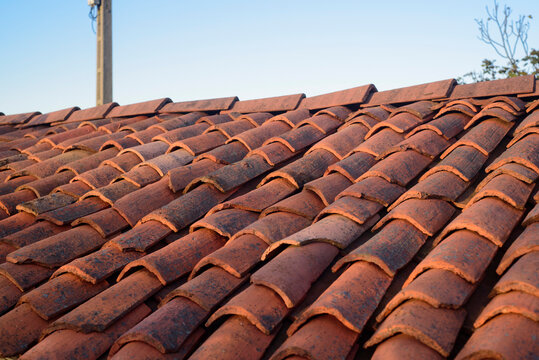 Tejas de arcilla en tejado de casa rural