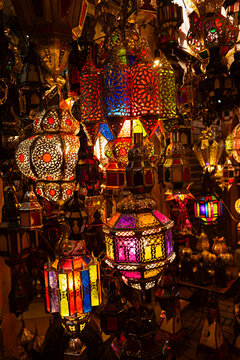 Venta de l&aacute;mparas tradicionales en zoco de Marrakech, Marruecos.