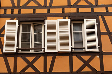 Fachada de casa con entramado de madera en la Alsacia, Francia.