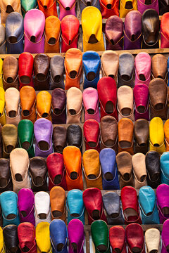 Venta de zapatillas de colores en el zoco de Marrakech, Marruecos.