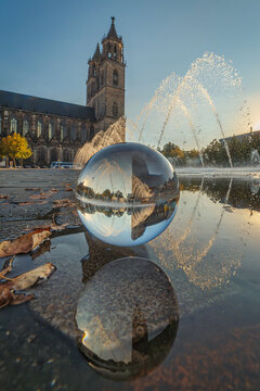 Wasserspiele auf dem Domplatz Magdeburg mit Blick zum Magdeburger Dom durch die Glaskugel gesehen