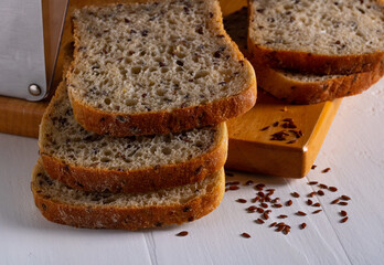 Whole grain sliced ​​bread with flax seeds