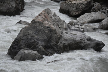 Felsen im reißenden Bach