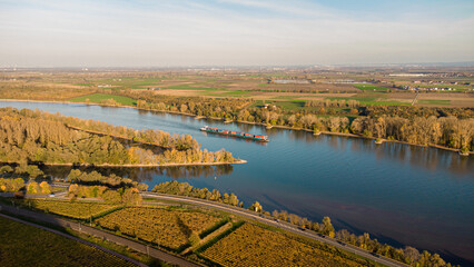 Binnenschiff auf dem Rhein bei Nierstein – Herbstliche Weinberge in Rheinland-Pfalz