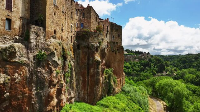 Case sul tufo, sullo sfondo delle colline toscane, drone 4k