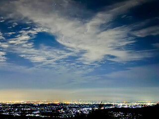 Obraz premium 御在所岳山麓から望む四日市市の夜景と星空