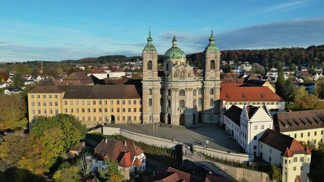 Weingarten, Deutschland: Die Basilika im seitw&auml;rtsflug beobachtet