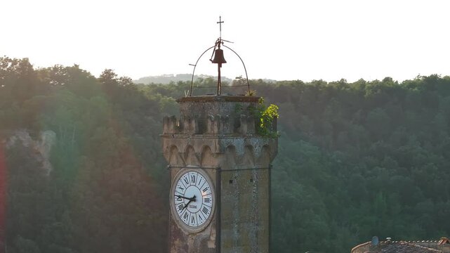 Orologio sulla torre in un borgo della Toscana