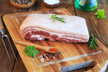 roher Schweinebauch am Stück