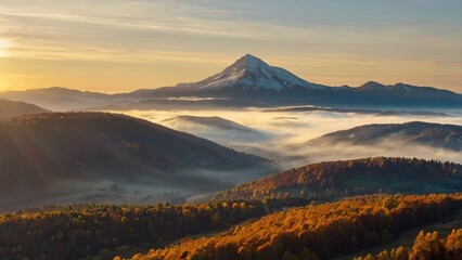 Obraz premium Herbst in den Bergen, Nebel liegt noch in den Tälern, über den Gipfeln geht die Sonne auf