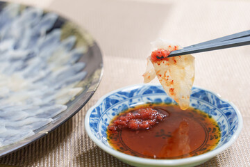 日本料理 ふぐ刺し（紅葉おろしとポン酢）