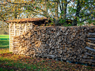 Brennholz Lager im Freien