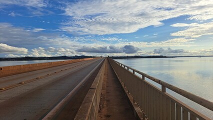 Uma linda vista em perspectiva de uma ponte sobre a represa de Jurumirim, em Avar&eacute;, Brasil.