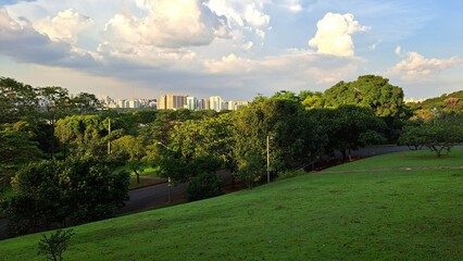 Uma linda vista da cidade de São Paulo vista da Cidade Universitária.