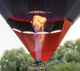 Obraz premium A hot air balloon with a fire burning in the middle of it