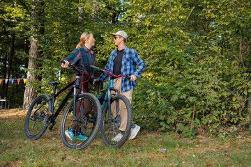 Obraz premium Young couple with bicycles in nature