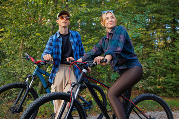 Naklejka premium Couple while riding bicycles looking at the nature around