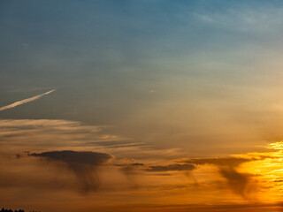 Wolkenhimmel bei Sonnenuntergang