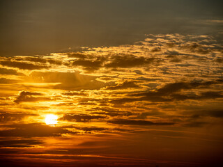 Fototapeta premium Wolkenhimmel bei Sonnenuntergang