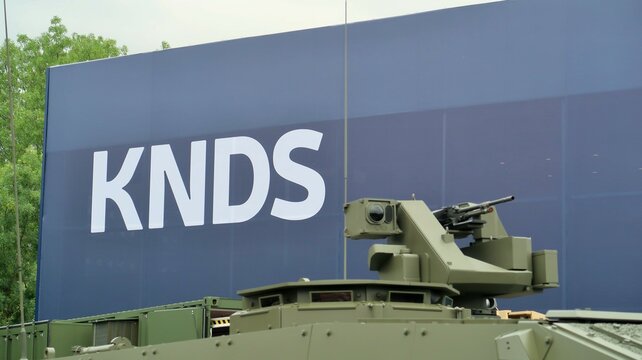 Industrie de la d&eacute;fense europ&eacute;enne, logo / enseigne de l&rsquo;entreprise franco-allemande d&rsquo;armement KNDS, lors d&rsquo;un salon d&rsquo;exposition de mat&eacute;riel militaire / armes de guerre &ndash; juin 2024 (France)