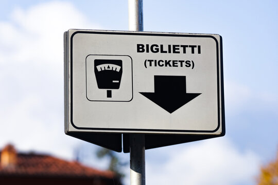 Paid parking zone information sign. Parking meter (Parkometr or Parkomat) - Italy
